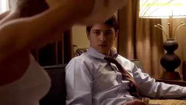 Слизывает виски с сисек Роуз МакАйвер в сериале «Мастера секса»