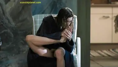 Сильвия Хукс лижет пальцы ног, засвечивая пизду без трусиков