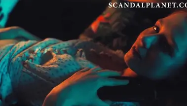 Люси Уолтерс ласкает киску во время секса по телефону в сериале «Джетт»