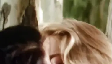 Сцена страсти и секса молодой Шэрон Стоун в лесу