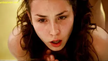 Нуми Рапас громко трахается в роли порно актрисы «Дэйзи Бриллиант»