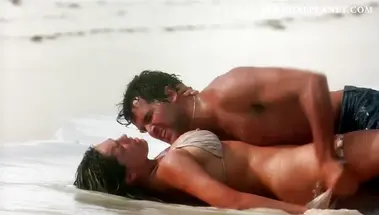 Поломалась, но дала: горячий киношный секс Келли Брук на берегу моря