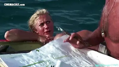 Киноподборка с голыми актрисами, плавающими под водой