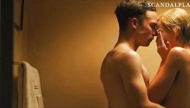 Голая Марго Робби целуется и занимается любовью в ванне в «Стране грез»