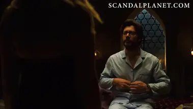 Испанская актриса Ициар Итуньо голая в постельных сценах