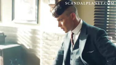 Чарли Мерфи занимается сексом в постели и в лесу в кадрах из сериалов