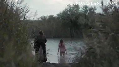 Горячий секс Милли Брэйди с викингом в «Последнем королевстве»