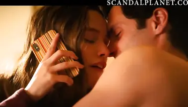 Секс с кляпом Виктории Педретти и ее публичные шалости в сериале «Ты»