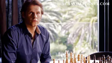 Алин Джонс в роли голой шахматистки и любительницы страстного секса