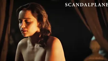 Горячий секс Эмилии Кларк и ее мастурбация в «Голосе из камня»