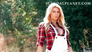 Сексуальная Шарлотта МакКинни соблазняет бригаду трактористов