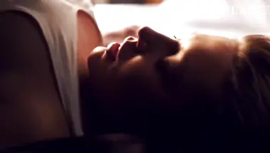 Красивая постельная сцена с горячей Адель Экзаркопулос