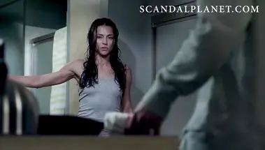 Сексуальна и опасна: Триесте Келли Данн в трусиках и с пистолетом