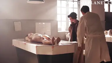 Беатрис Архона лежит голая в морге в роли трупа в сериале