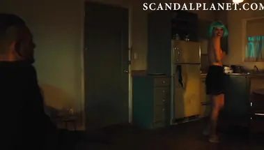 Нола Палмер в парике раздевается топлес в роли стриптизерши в сериале