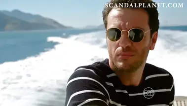 Алессандра Амброзио в купальнике лупится по деснам на яхте