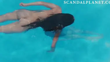 Актриса Елена Анайя купается в бассейне голышом в сериале «Джетт»