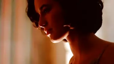 Молодая Лина Хиди в прозрачном пеньюаре трахает парня верхом