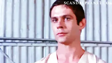 Голая Шэрон МакКарти трется буферами о сиськи актрисы в «Девушке с разворота»