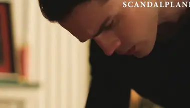 Робот Генри пристает к голой Эддисон Тимлин во время массажа