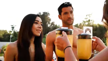 Люцифер с голой подружкой Эйми Гарсиа на вечеринке нудистов в сериале