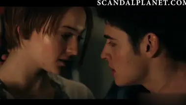 Нарезка откровенных сцен с Софи Тёрнер в фильме «Другая я»