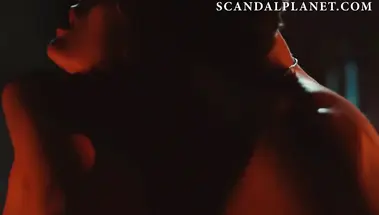 Мария Касадевалл светит голыми сиськами с острыми сосками в постельной сцене