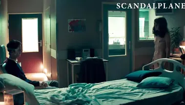 Голая Анаис Демустье садится на колени обгоревшего пожарного