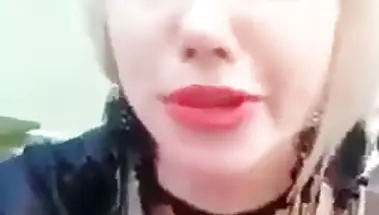 Селфи ММС рогоносцу от русской сексвайф с членом за щекой и в киске