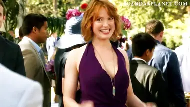 Алисия Уитт показывает маленькую грудь под платьем в сериале