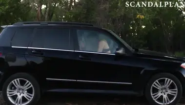 Скотти Томпсон трахается в машине до оргазма в «Сломленном призраке»