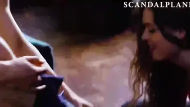 Сцена секса с куни и жаркими объятиями Софи Порро