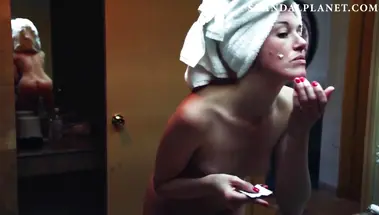 Утренний мейкап Сары Чиппс с голой грудью и отражением жопы в зеркале