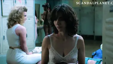 Сексуальная Элисон Бри в нижнем белье в сериале «Блеск»