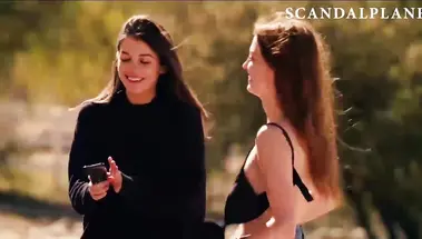 Сексуальная и опасная: Флавия Уотсон с голыми сиськами стреляет с пистолета