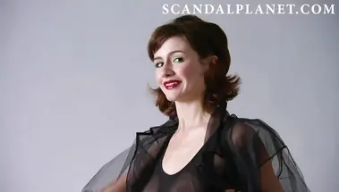 Обаятельная и привлекательная Эмили Мортимер с просвещающимися через одежду сиськами