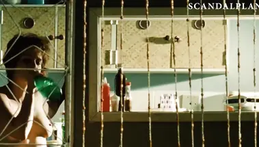 Актриса Леандра Леал бухает и светит сиськами в кино