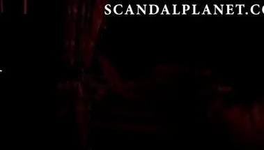 Фаворитка Эмма Стоун спит голой в объятиях королевы