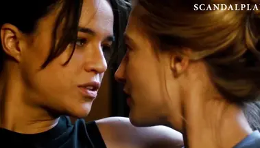 Мишель Родригес целуется с Кейтлин Джерард в фильме «Томбой»