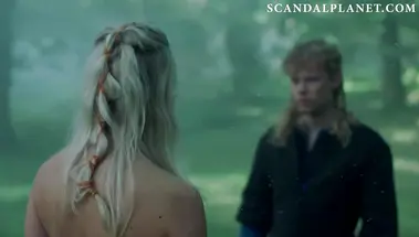 Голая Ида Нильсен идет в лесу трахаться с викингом Сигурдом