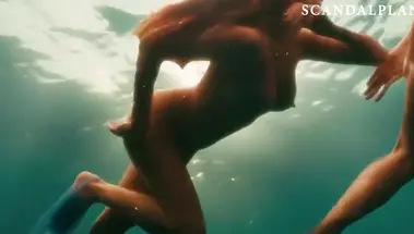 Райли Стил и Келли Брук купаются голыми в море в «Пираньи 3Д»