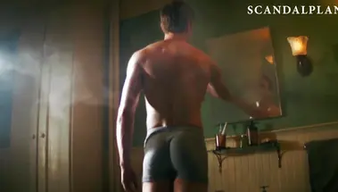 Голая Белла Торн в душе падает от встречи с призраком