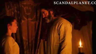 Постельная сцена Флоренс Пью и Криса Пайна в историческом кино