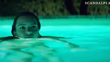 Голая Эмили Ратаковски и Аарон Пол целуются в бассейне