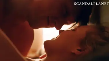 Ине Марие Вильман в постельной сцене из фильма «Ближайший»