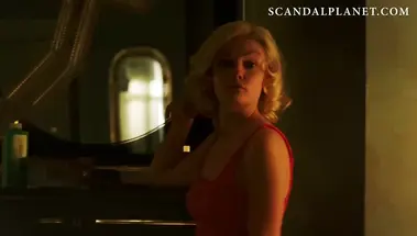 Негр трахает раком блондинку Эмили Мид в сериале «Двойка»