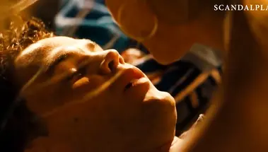 Бруклин Декер в коротких шортах целует сверху парня