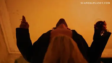 Дженни Эднер дефилирует голой и сосет член мужику в халате