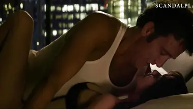 Киношный трах Аманды Сайфред и Клайва Оуэна в постели