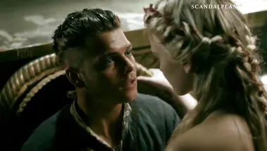 Голая Алисия Агнесон оседлала сверху викинга Ивара Бескостного